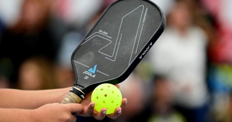 cach cam vot pickleball