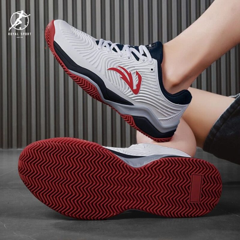 Đế giày phẳng và thấp tiêu chuẩn, giúp người chơi giữ trọng tâm ổn định